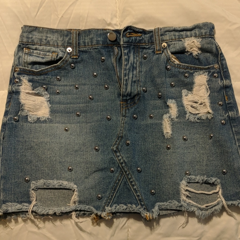 DISTRESS BLUE JEAN/DENIUM STUDDED SKIRT SIZE  MEDI